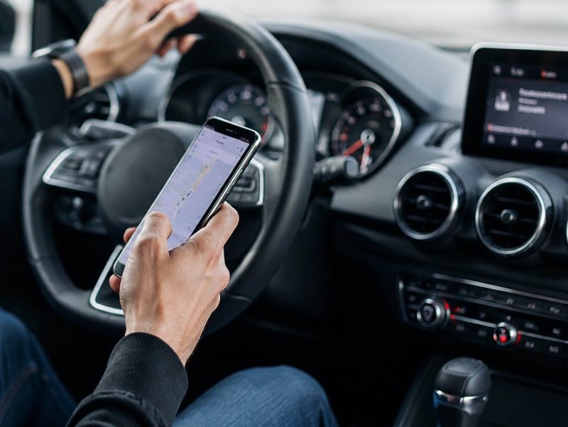 autofahrer-tippt-nachricht-handy-cockpit.jpg Bild autofahrer-tippt-nachricht-handy-cockpit.jpg